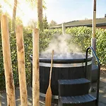 Alpstuga Schitterend 6 Persoons Met Hottub Aan De Bossen Putten