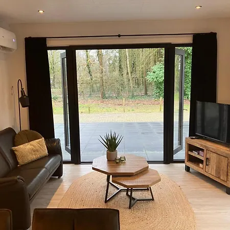 Schitterend 6 Persoons Met Hottub Aan De Bossen Putten