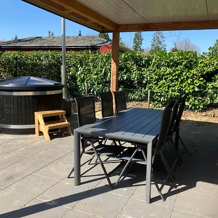 Schitterend 6 Persoons Met Hottub Aan De Bossen Putten