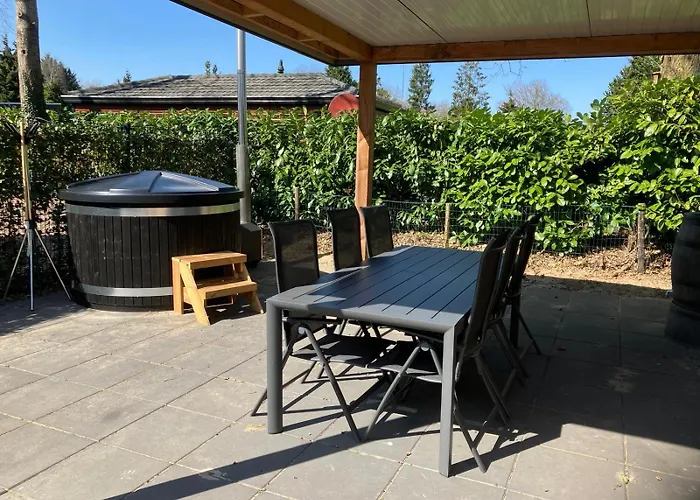 Schitterend 6 Persoons Met Hottub Aan De Bossen Putten