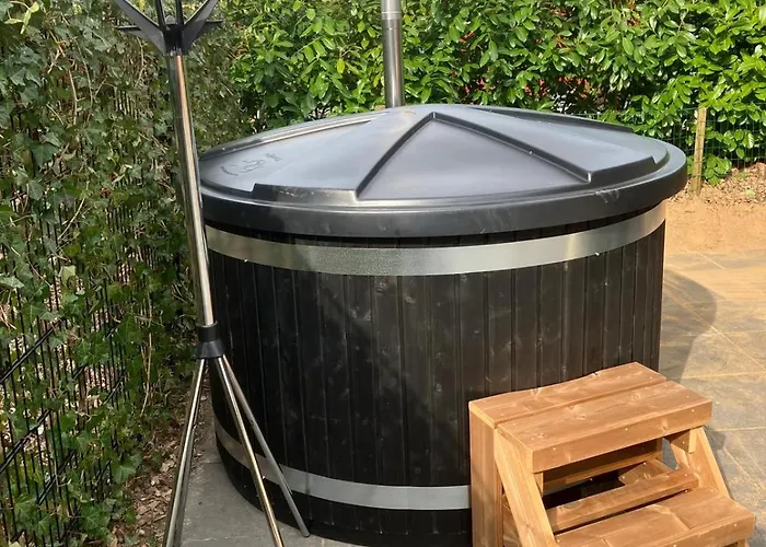 Schitterend 6 Persoons Met Hottub Aan De Bossen